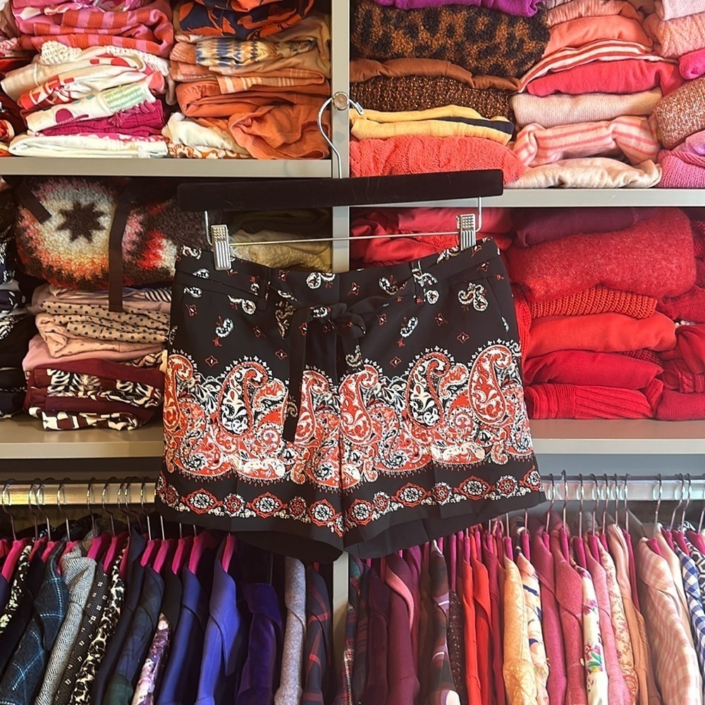 Loft black/red/blue paisley print 4” shorts size 00 (fits like 0-2)